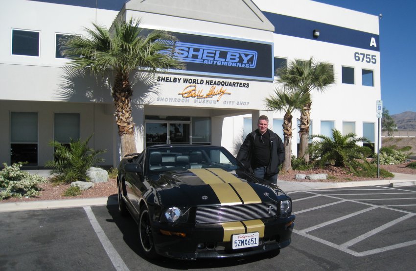 Undertegnede og leiebil utenfor Shelby.jpg
