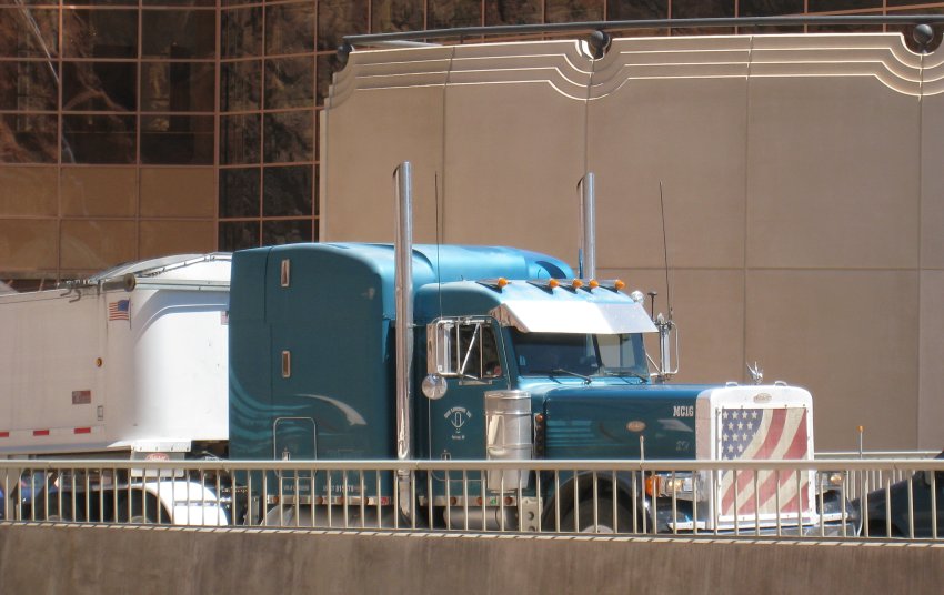 Truck%20pa%20Hoover%20Dam.jpg