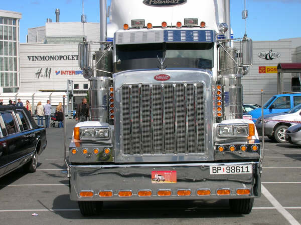 kvit peterbilt.jpg